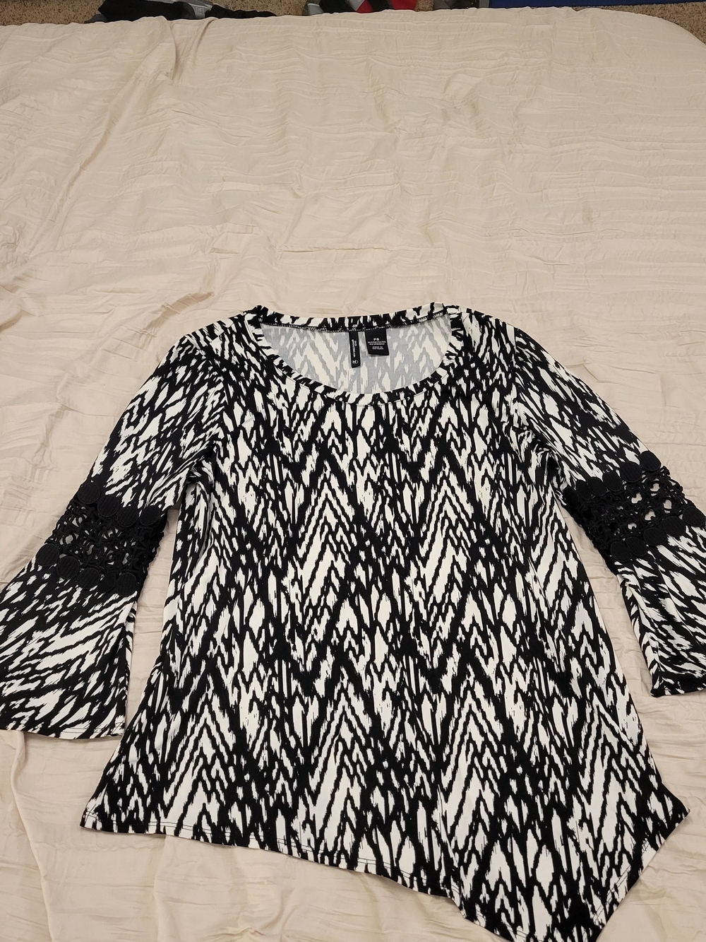 New Directions Black and White Zigzag Lace Sleeve Blouse PS